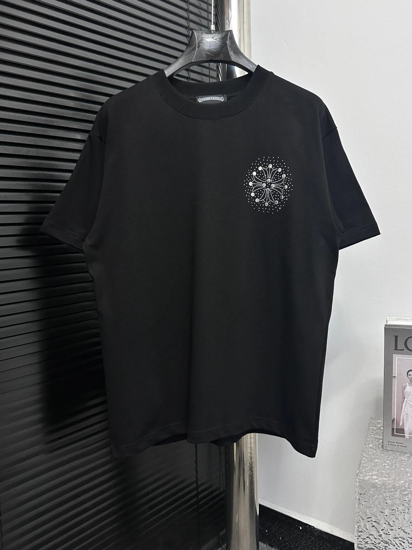 🅿️190 [ChromeHearts] ChromeHearts 25ss round neck T-shirt Original fabric Official same style Short-sleeved T-shirt Customized 260g same vat dyed fabric Very comfortable to the touch Latest brick cabinet synchronization for spring and summer Fashionable and personalized Super versatile and good-looking Very suitable for both men and women A must-have item Tag Collar label Washed wheat Complete with three standards Color: Black White Size: XS-L
